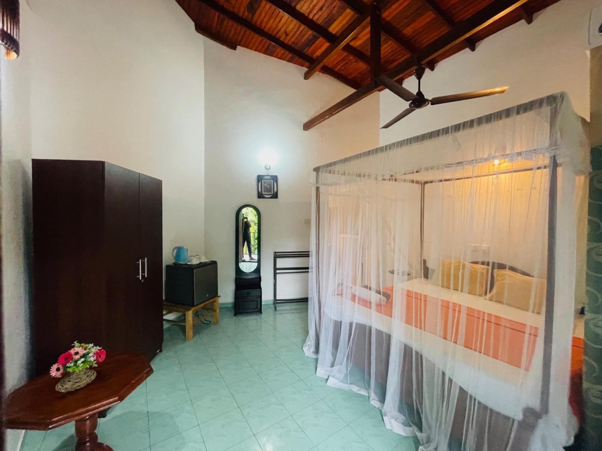 Peacock Beach Hotel Unawatuna Eksteriør billede